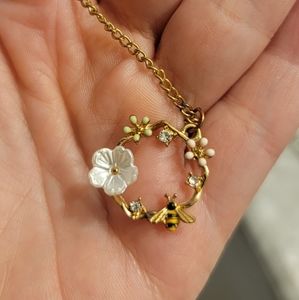 Flower and bee circle pendant necklace 20" chain drop 12" Kate Spade style sprin